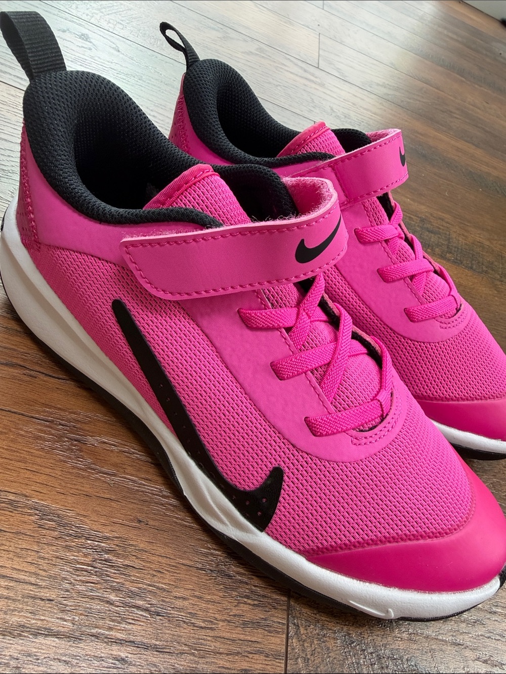 Nike Kids Bright Pink & Black sneakers sz 3